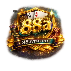 Bàn chơi poker nổ hũ với các quân bài và chip